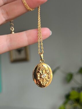 AVON Gold Tone Floral photo Locket Necklace | Victorian Revival | Vintage 1980s